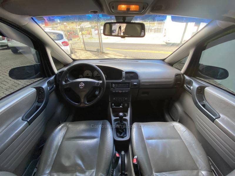 CHEVROLET - ZAFIRA - 2004/2005 - Preta - R$ 28.700,00