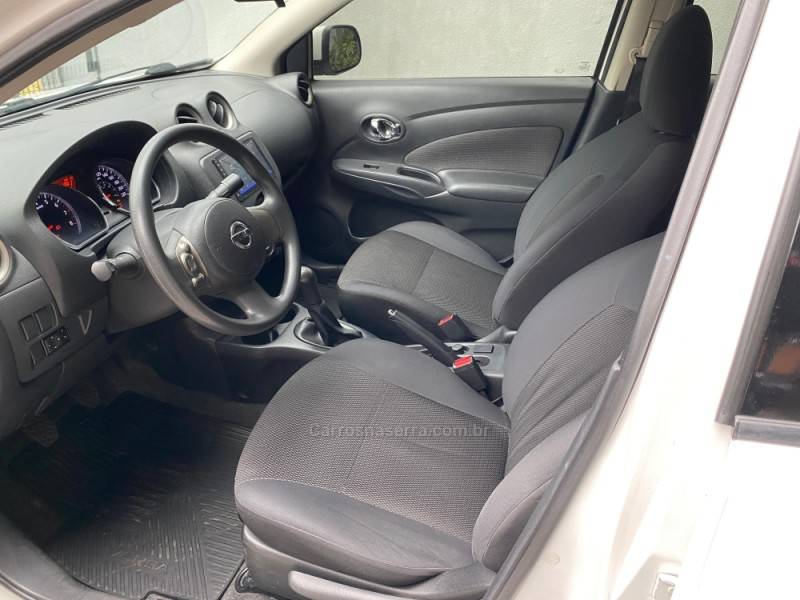 NISSAN - VERSA - 2014/2013 - Branca - R$ 42.800,00