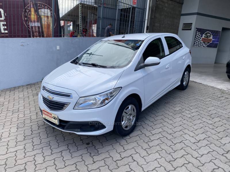 CHEVROLET - ONIX - 2013/2014 - Branca - R$ 41.000,00