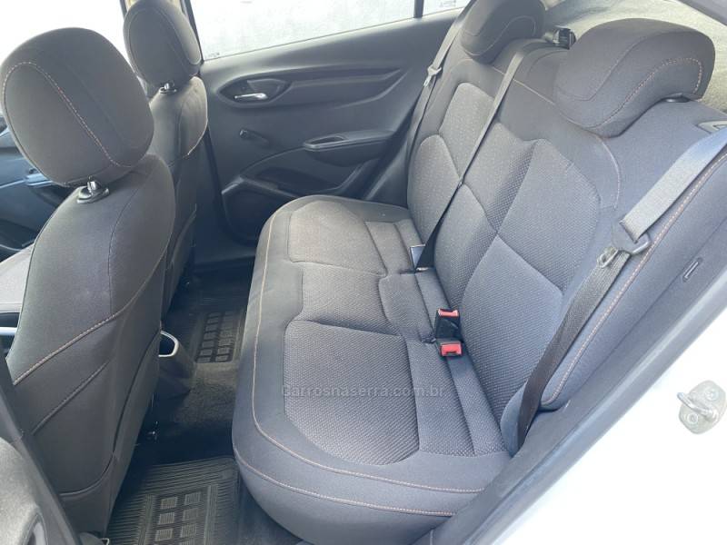 CHEVROLET - ONIX - 2013/2014 - Branca - R$ 41.000,00