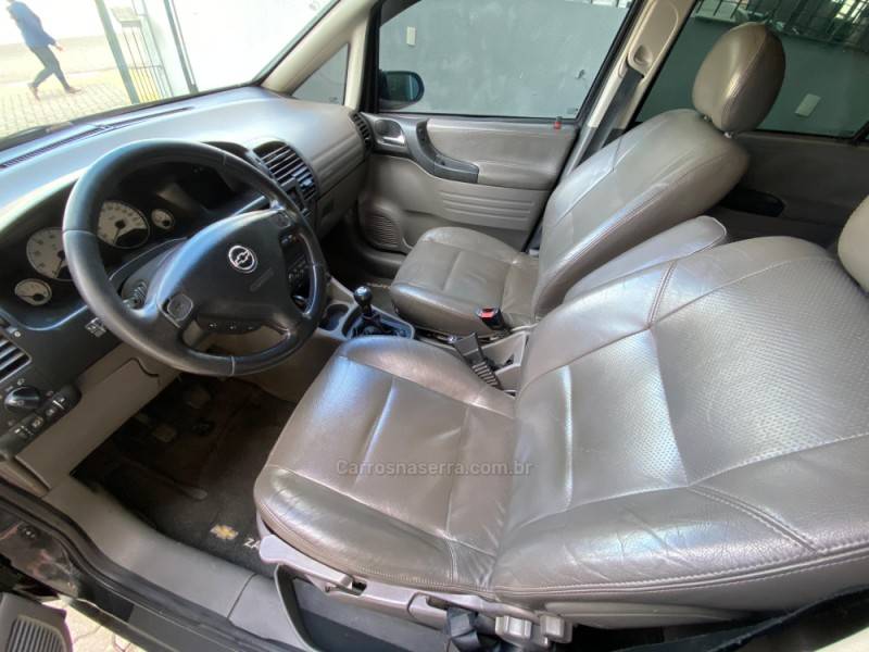 CHEVROLET - ZAFIRA - 2004/2005 - Preta - R$ 28.700,00