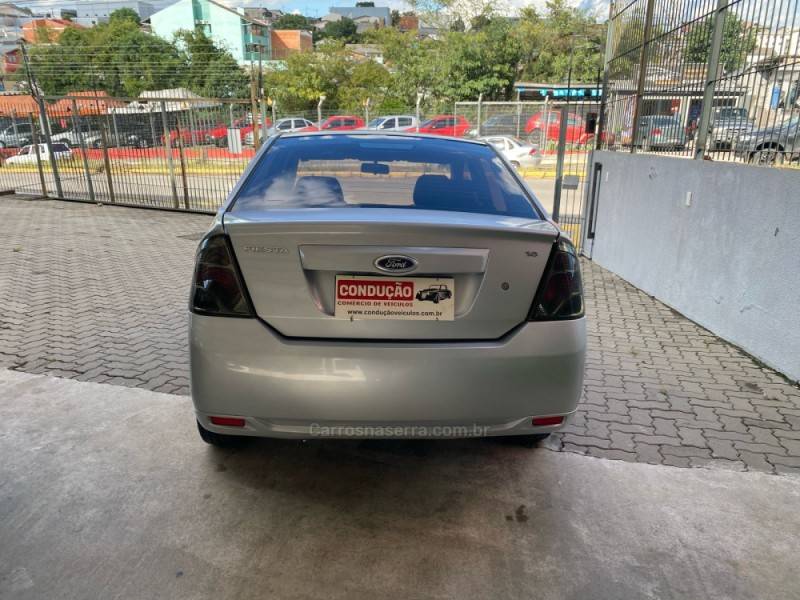 FORD - FIESTA - 2013/2014 - Prata - R$ 36.900,00