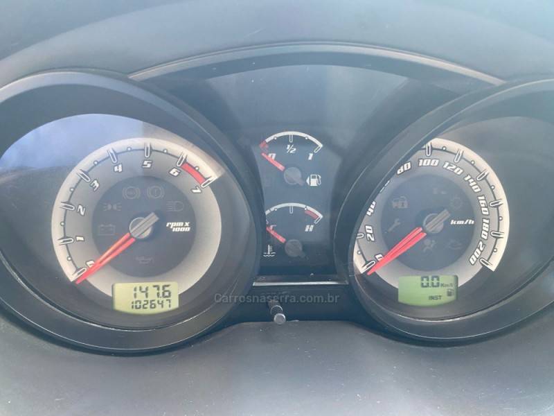 FORD - FIESTA - 2013/2014 - Prata - R$ 36.900,00
