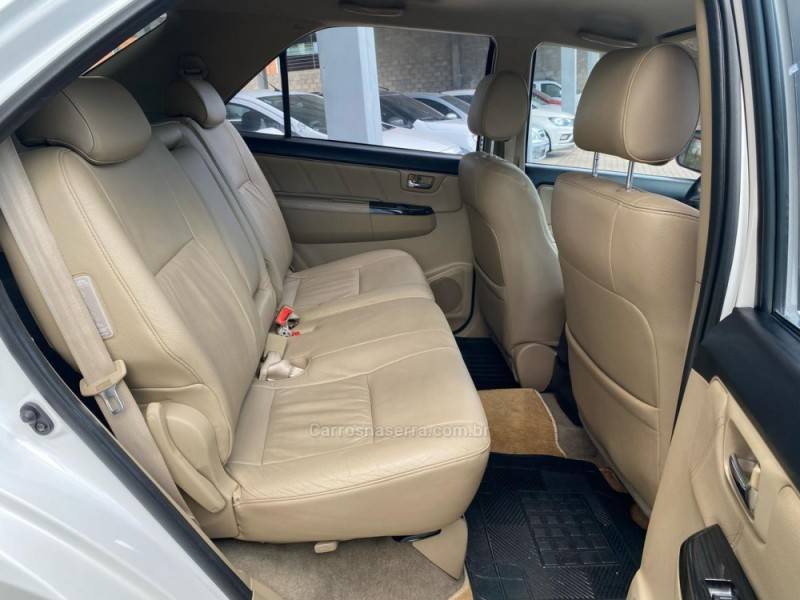 TOYOTA - HILUX SW4 - 2014/2014 - Branca - R$ 157.800,00