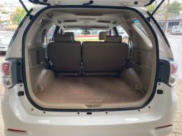 TOYOTA - HILUX SW4 - 2014/2014 - Branca - R$ 157.800,00