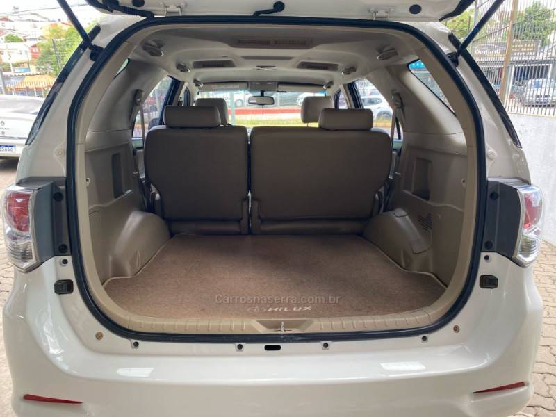 TOYOTA - HILUX SW4 - 2014/2014 - Branca - R$ 157.800,00