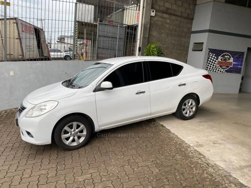 NISSAN - VERSA - 2014/2013 - Branca - R$ 42.800,00
