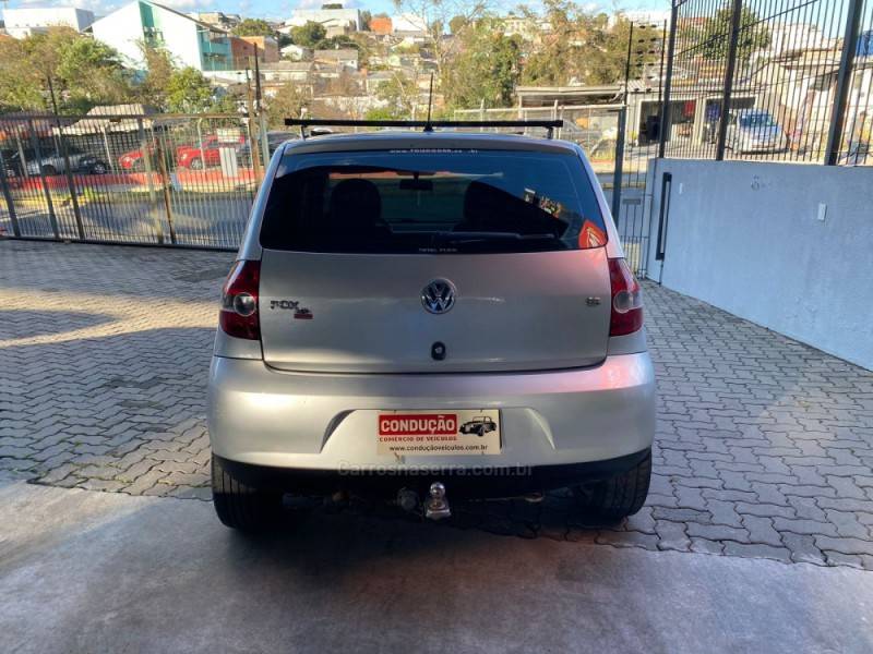 VOLKSWAGEN - FOX - 2009/2009 - Prata - R$ 28.400,00