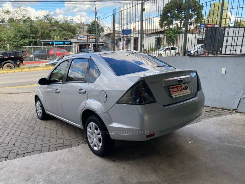 FORD - FIESTA - 2013/2014 - Prata - R$ 36.900,00