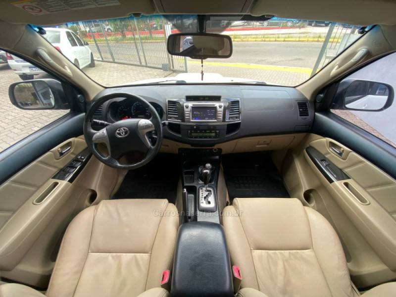 TOYOTA - HILUX SW4 - 2014/2014 - Branca - R$ 157.800,00