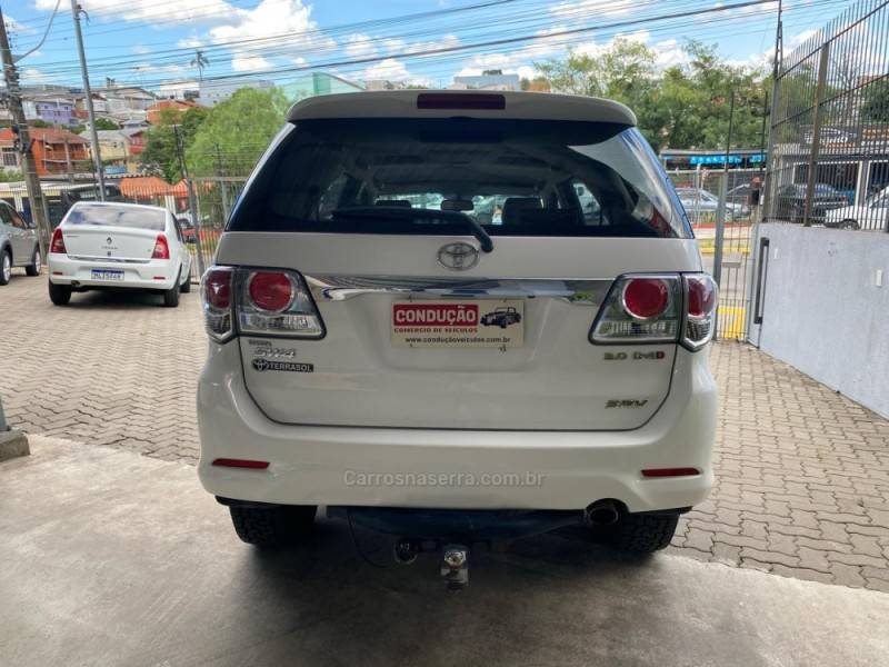 TOYOTA - HILUX SW4 - 2014/2014 - Branca - R$ 157.800,00