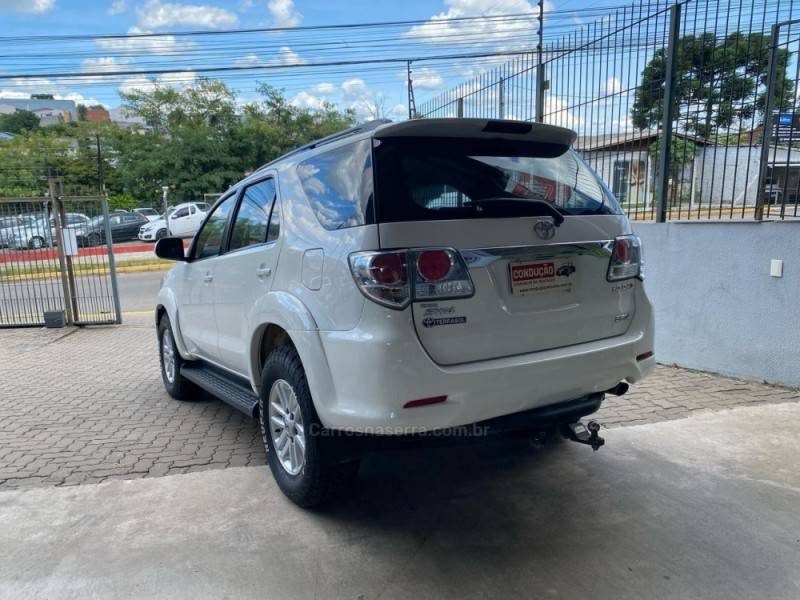 TOYOTA - HILUX SW4 - 2014/2014 - Branca - R$ 157.800,00