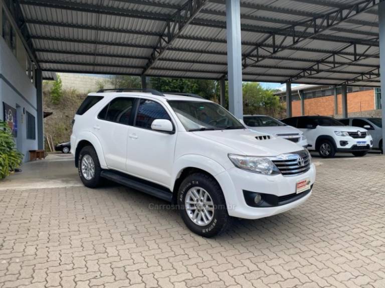 TOYOTA - HILUX SW4 - 2014/2014 - Branca - R$ 157.800,00