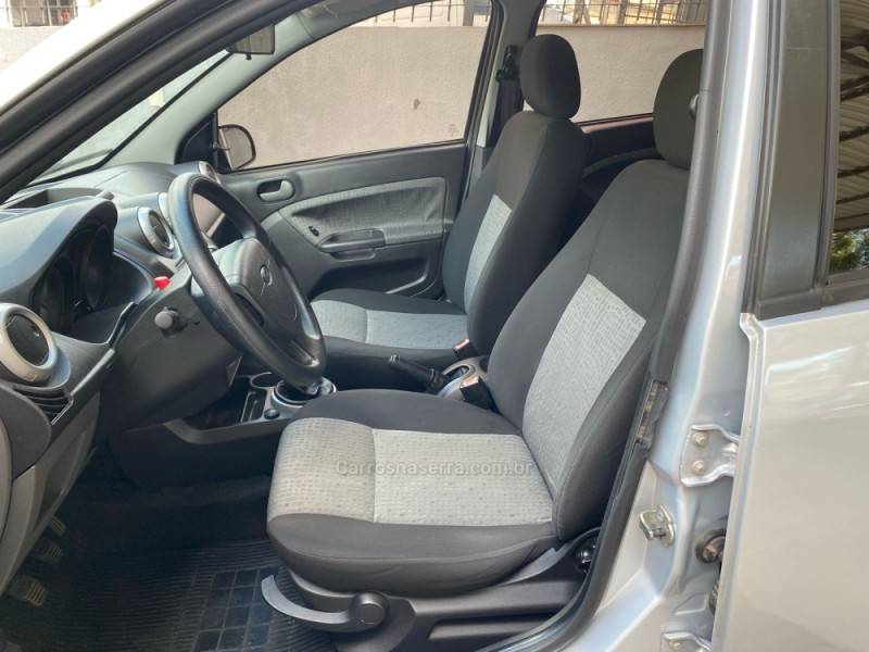 FORD - FIESTA - 2013/2014 - Prata - R$ 36.900,00