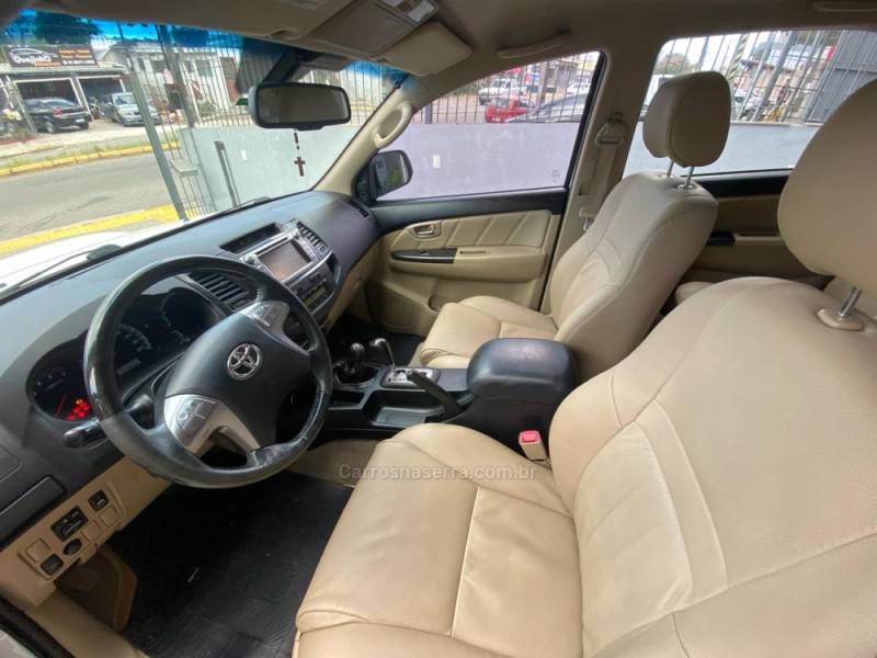 TOYOTA - HILUX SW4 - 2014/2014 - Branca - R$ 157.800,00