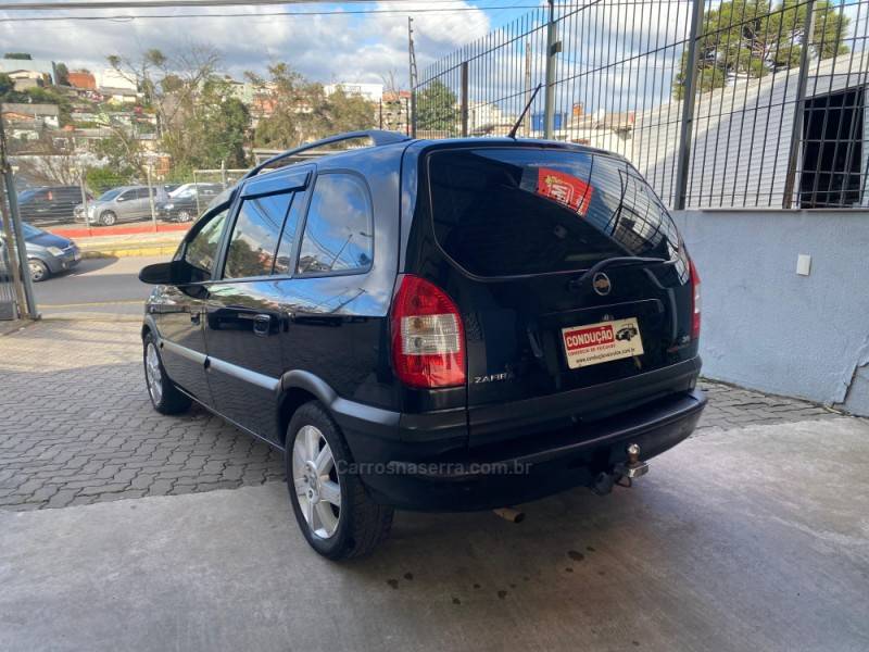 CHEVROLET - ZAFIRA - 2004/2005 - Preta - R$ 28.700,00