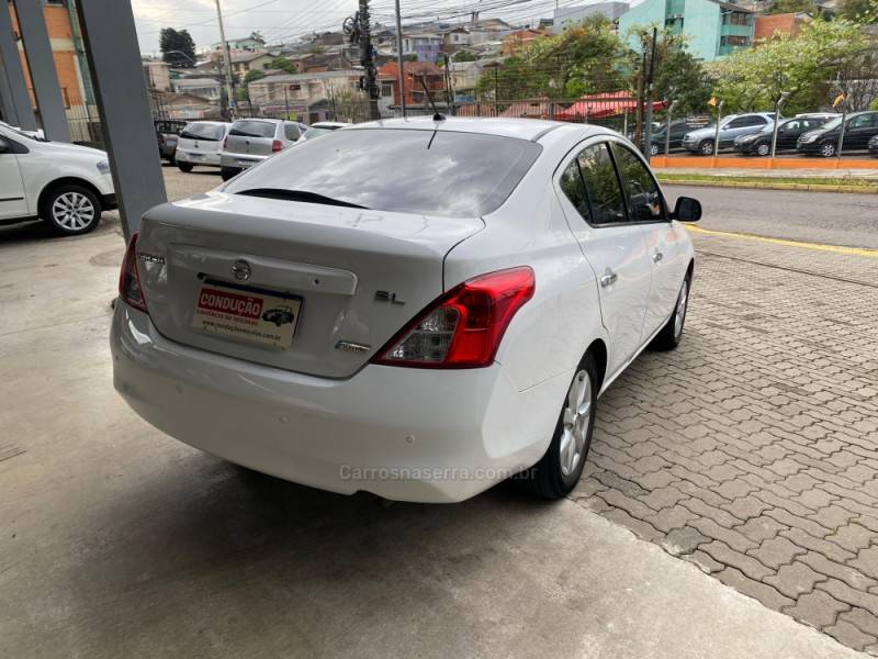 NISSAN - VERSA - 2014/2013 - Branca - R$ 42.800,00