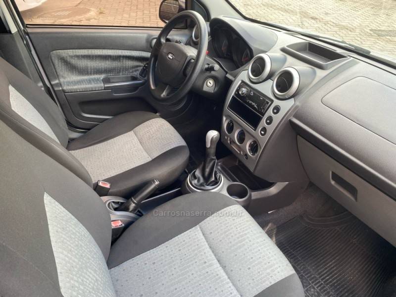 FORD - FIESTA - 2013/2014 - Prata - R$ 36.900,00