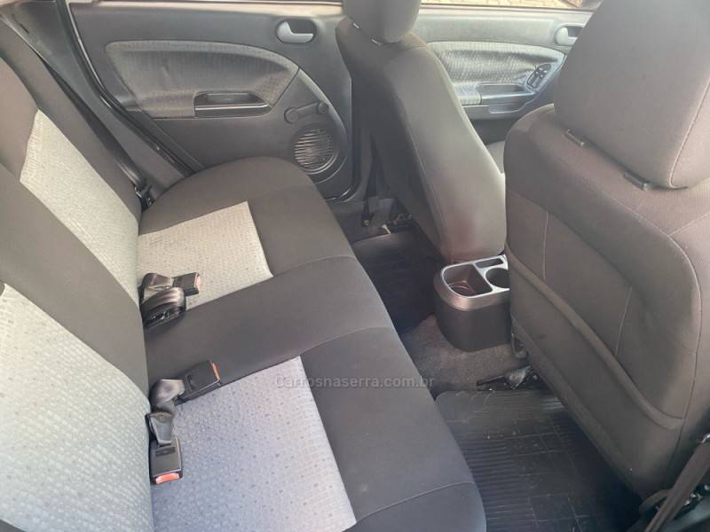 FORD - FIESTA - 2013/2014 - Prata - R$ 36.900,00