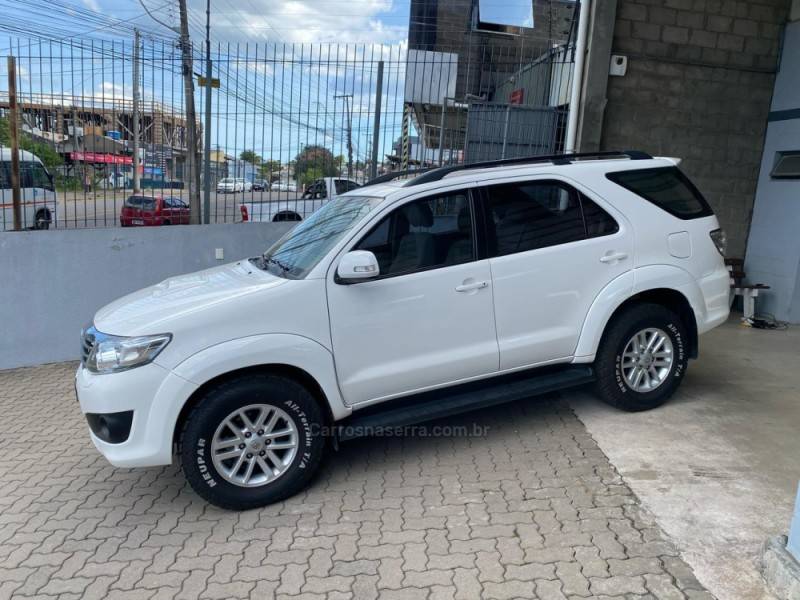 TOYOTA - HILUX SW4 - 2014/2014 - Branca - R$ 157.800,00