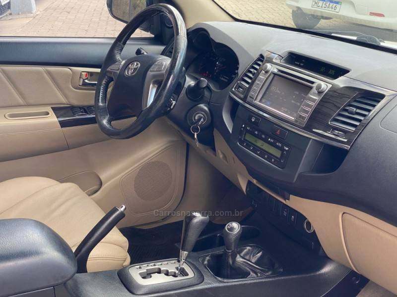 TOYOTA - HILUX SW4 - 2014/2014 - Branca - R$ 157.800,00
