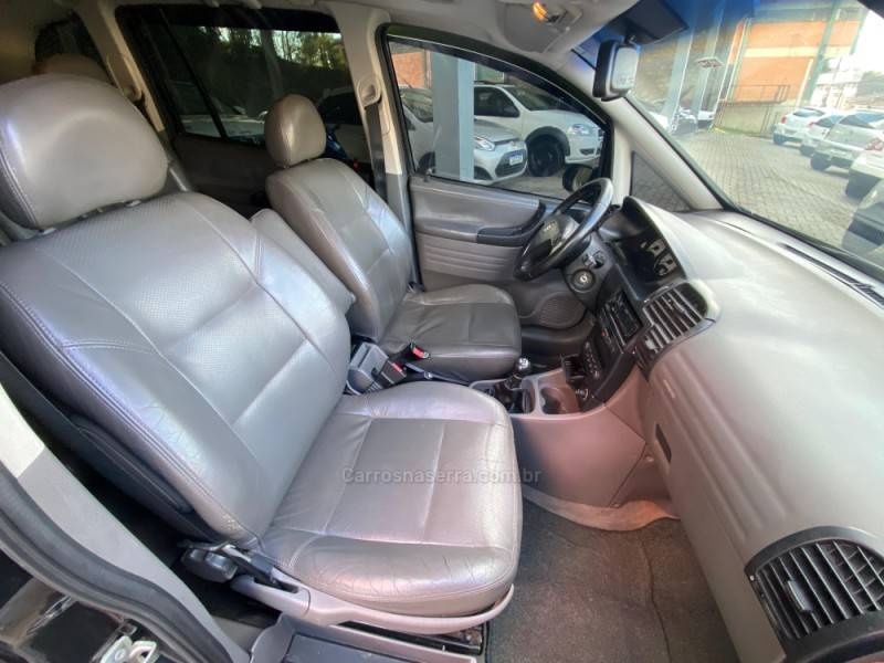 CHEVROLET - ZAFIRA - 2004/2005 - Preta - R$ 28.700,00