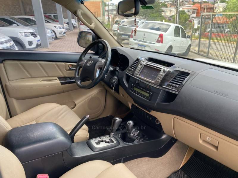 TOYOTA - HILUX SW4 - 2014/2014 - Branca - R$ 157.800,00