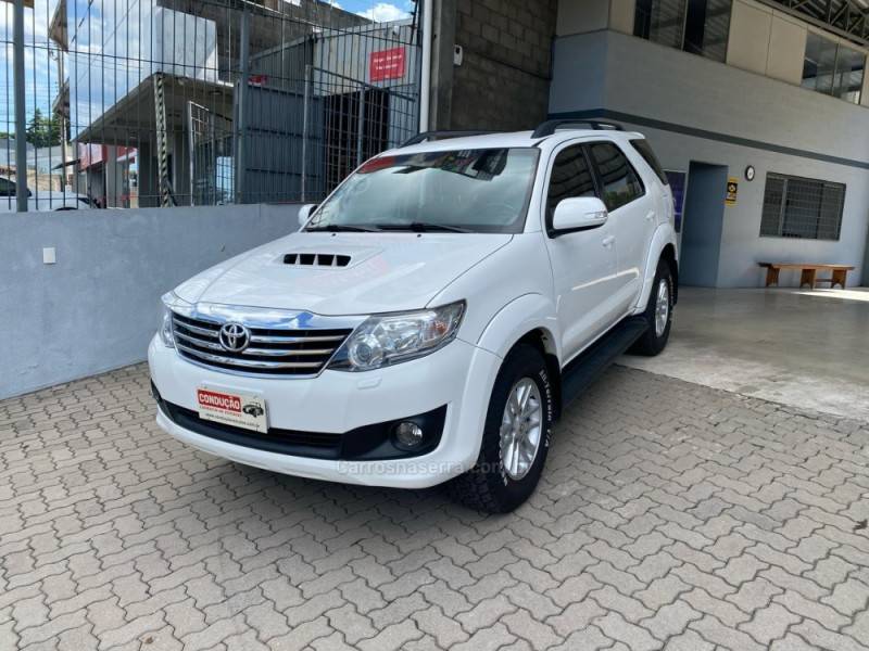 TOYOTA - HILUX SW4 - 2014/2014 - Branca - R$ 157.800,00