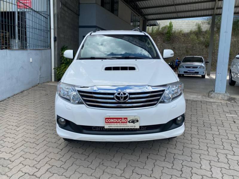 TOYOTA - HILUX SW4 - 2014/2014 - Branca - R$ 157.800,00
