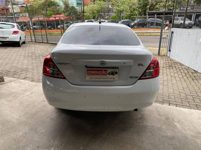 NISSAN - VERSA - 2014/2013 - Branca - R$ 42.800,00