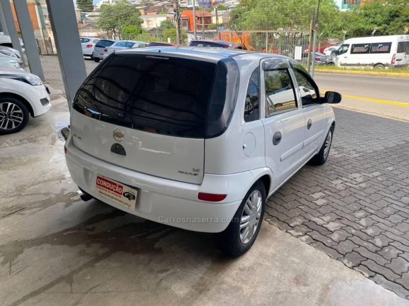 CHEVROLET - CORSA - 2010/2011 - Branca - R$ 32.000,00