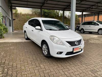 NISSAN - VERSA - 2014/2013 - Branca - R$ 42.800,00