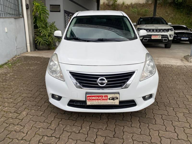 NISSAN - VERSA - 2014/2013 - Branca - R$ 42.800,00